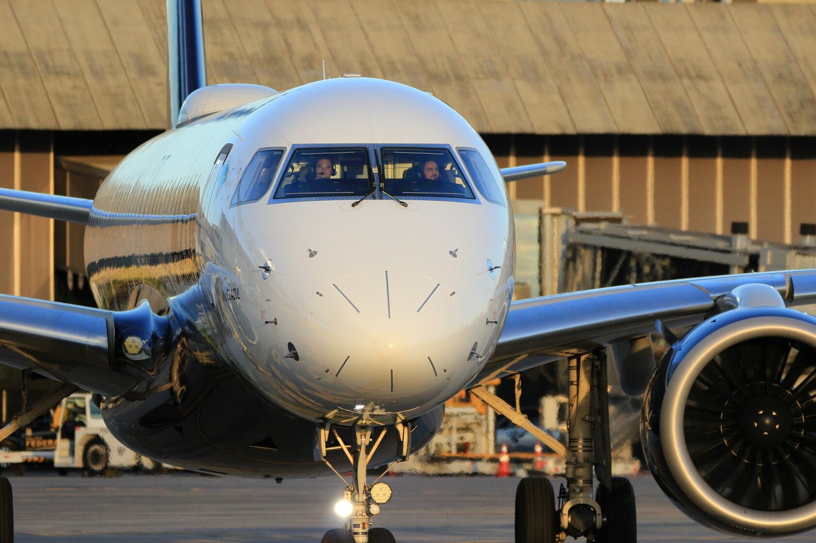 Embraer 195 — узкофюзеляжный самолёт