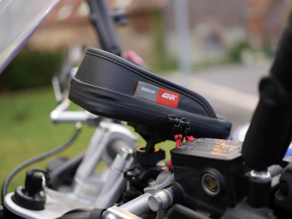 Закрытый чехол GIVI S957B или S958B на руле мотоцикла, вид сбоку