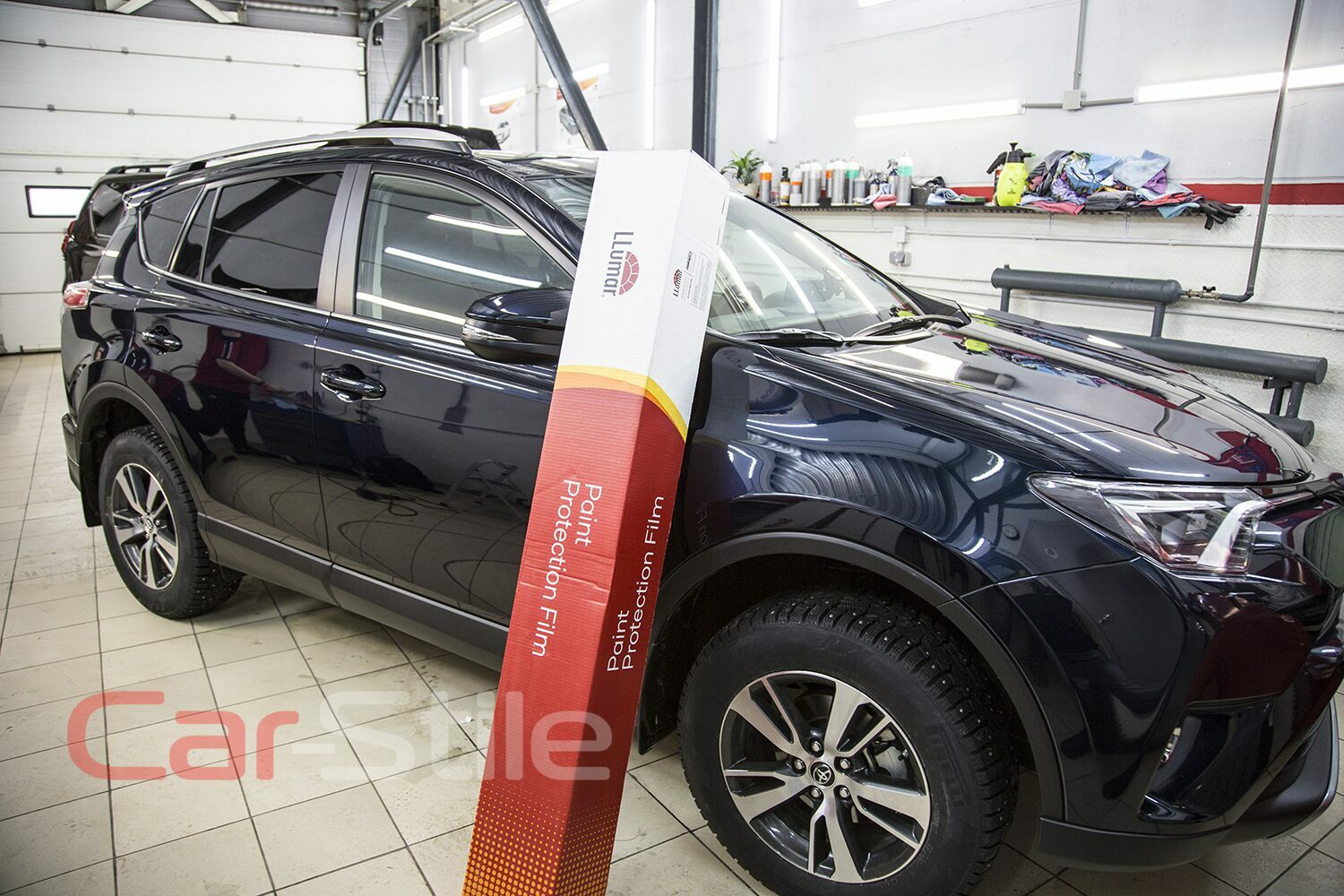 Профессиональная оклейка автомобиля Toyota RAV4 защитной пленкой Llumar