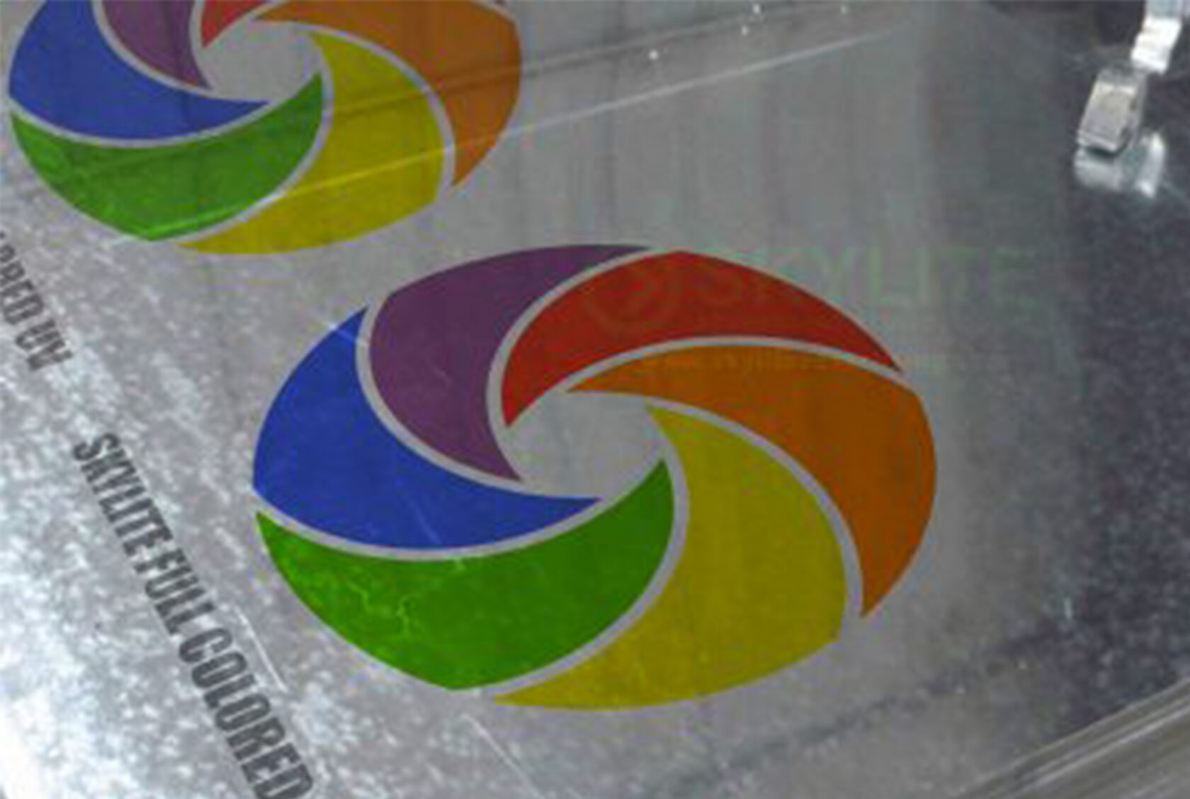 Интерьерная УФ печать на рулонных и листовых плоских материалах.