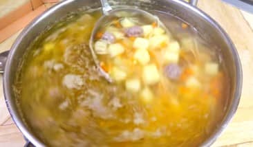 Приготовление супа с фрикадельками картошкой и вермишелью: шаг 10