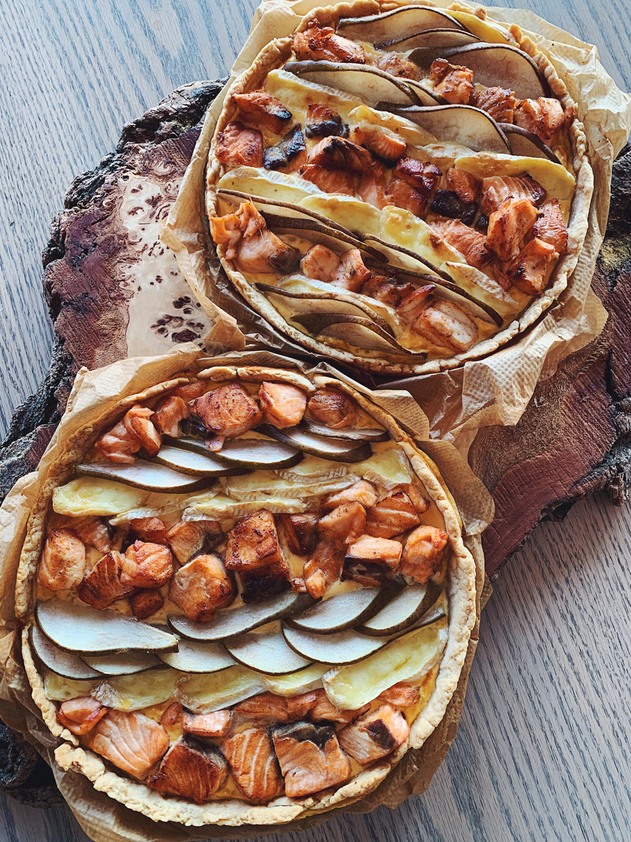 тесто и скалка. тесто копий. скалка для раскатки теста. замес теста для хлеба. тесто.