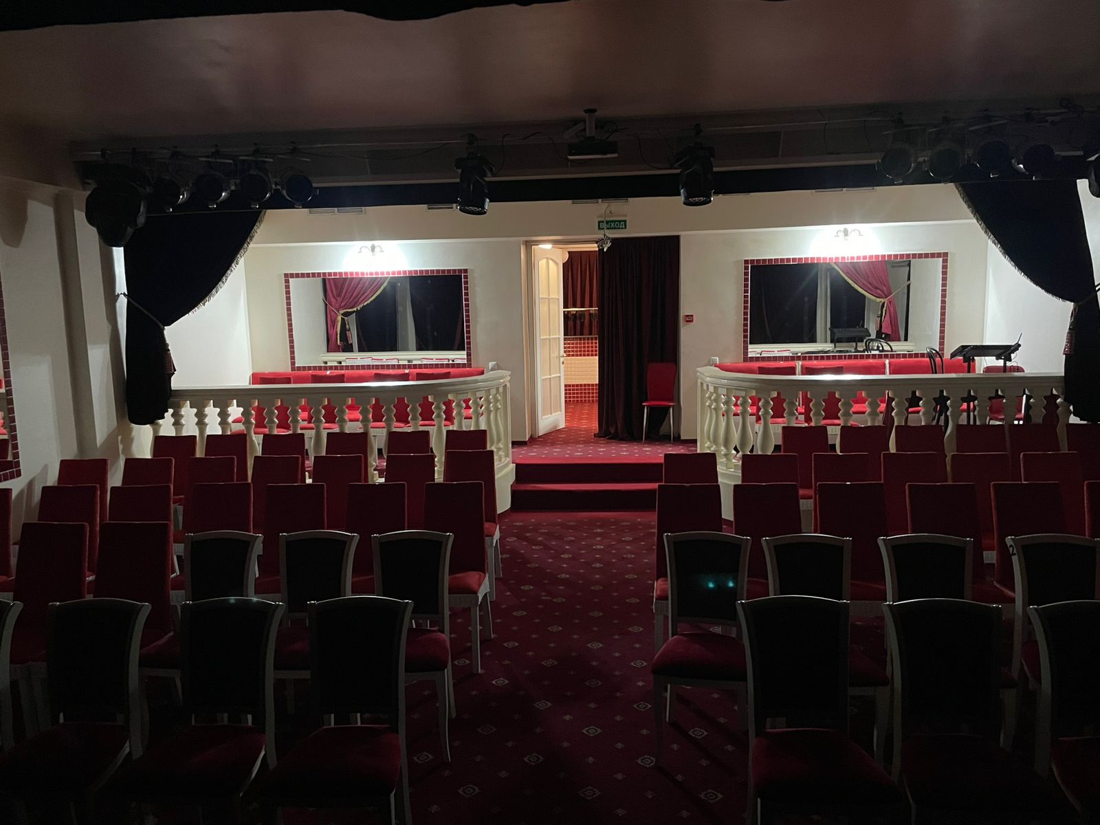 Брюсов-холл — столики