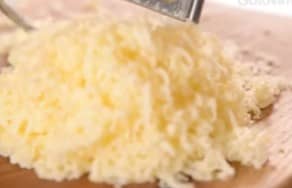 Приготовление оладий из кабачка и картофеля с сыром на сковороде: шаг 7