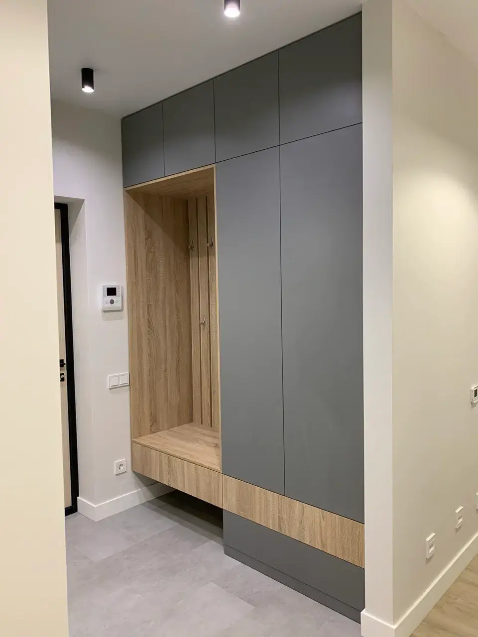 Прихожая во всю стену с шкафом и открытыми секциями на заказ в Сургуте