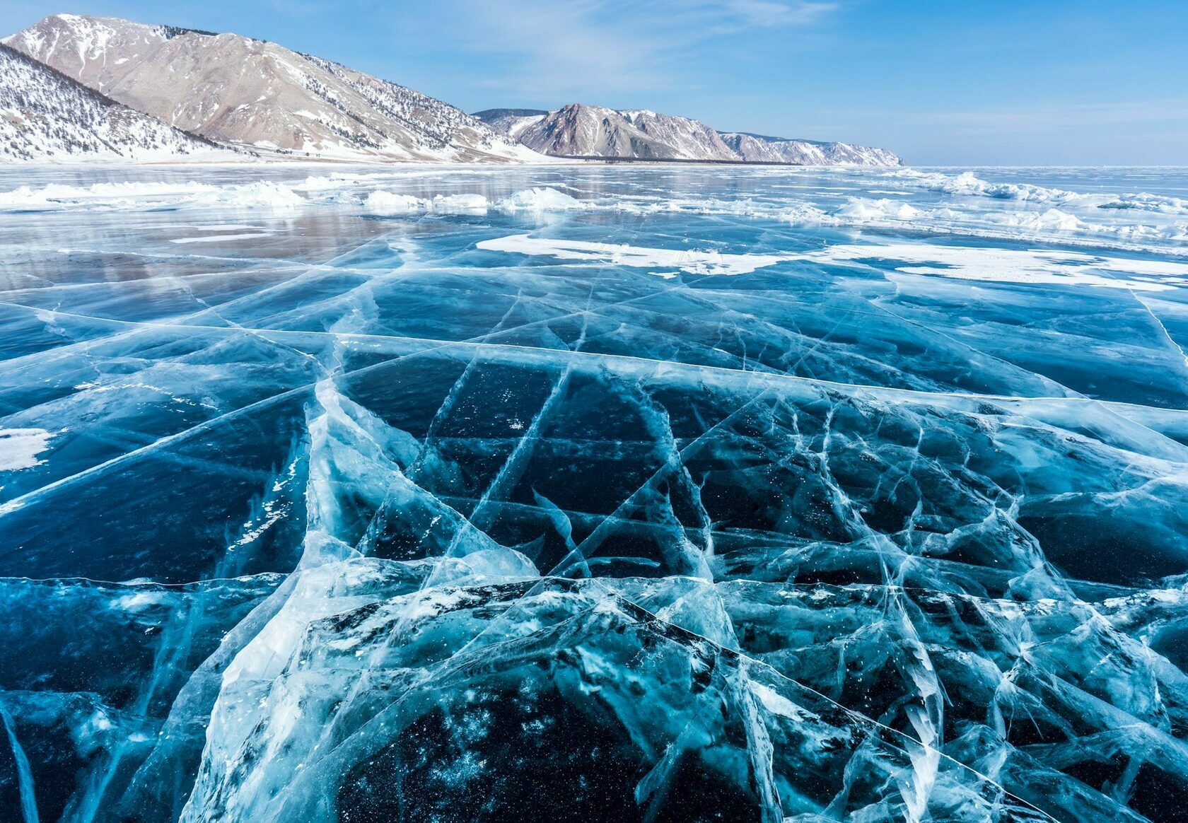 10 причин посетить Байкал зимой: красота, ледяные пещеры, зимняя рыбалка и другое