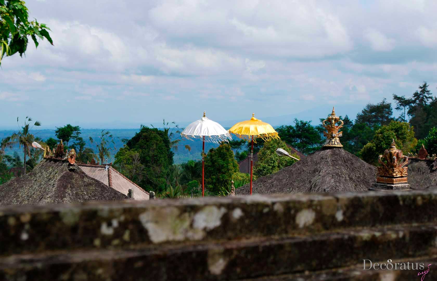 Балийский церемониальный зонтик - обязательный атрибут индуистского храма