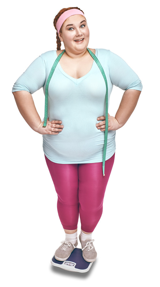 Пухлая красотка стоит на весах