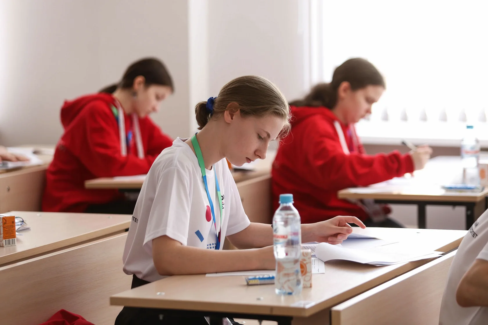 школьники пишут всероссийскую олимпиаду в аудитории