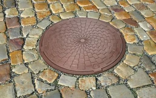 Установка люка под тротуарную плитку