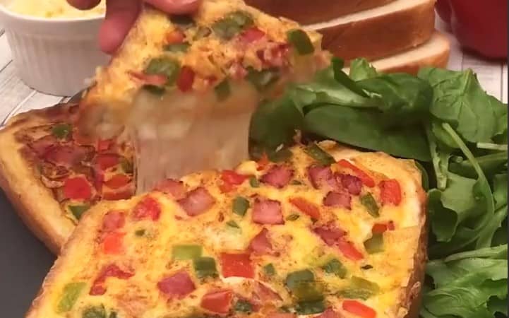 Приготовление гренок с яйцом сыром и колбасой на сковороде: итог