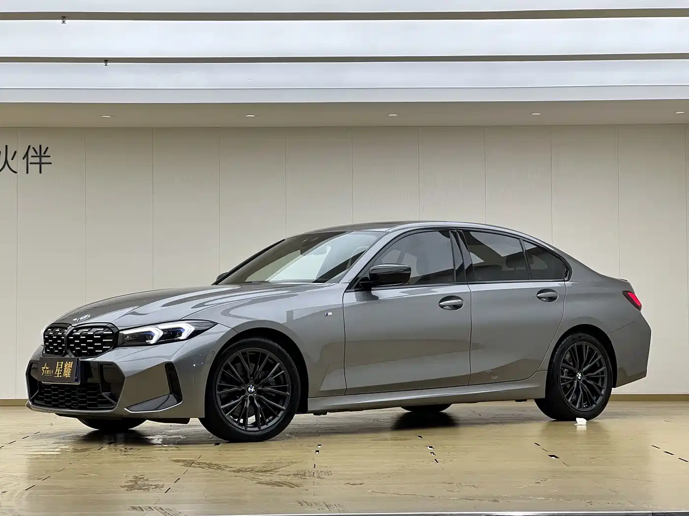 BMW 330Li G28 2023 M Sport Night Package — передняя часть серого седана, ракурс в три четверти
