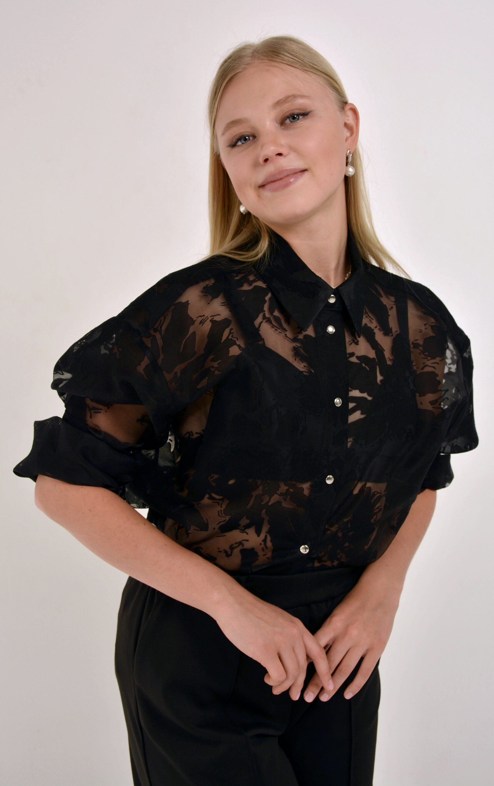 Блуза из органзы черного цвета, с принтом.