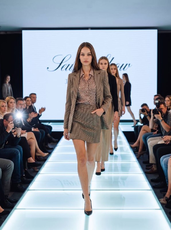 Ученица модельной школы Eurasia Models на подиуме во время показа