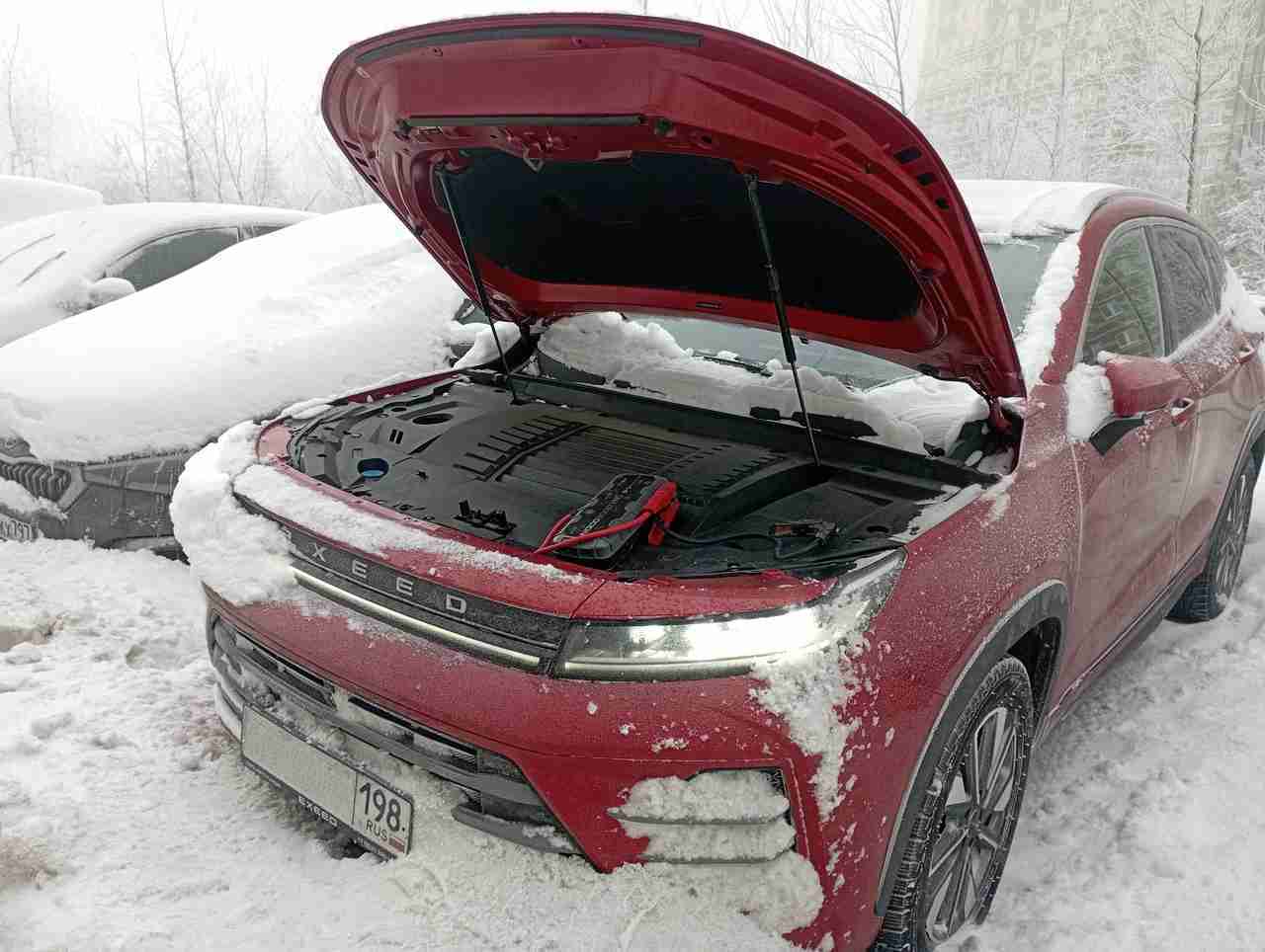 Запустили двигатель Exeed с разряженным аккумулятором на Заречной улице на Парнасе