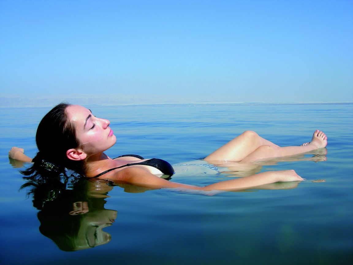 Можно ди купаться. Мертвое море. Купаться в море. Лежать на воде. Люди купаются в море.