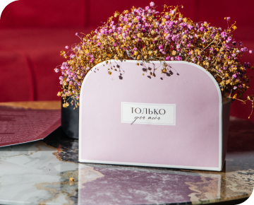 цветы на столе в студии эстетики лица и тела ness