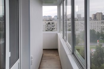 Полутеплое остекление балкона REHAU