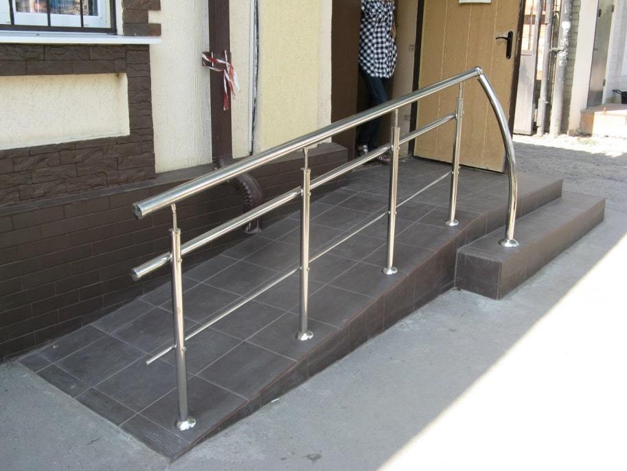 Перила, ограждения и поручни для пандусов из нержавеющей стали