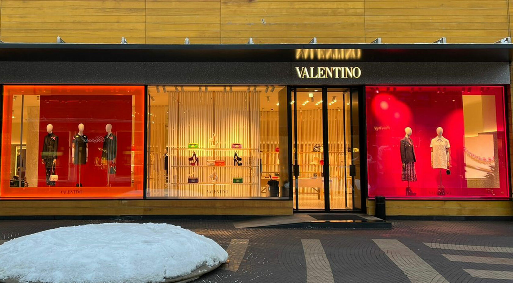 Неоновое оформление витрин Москва