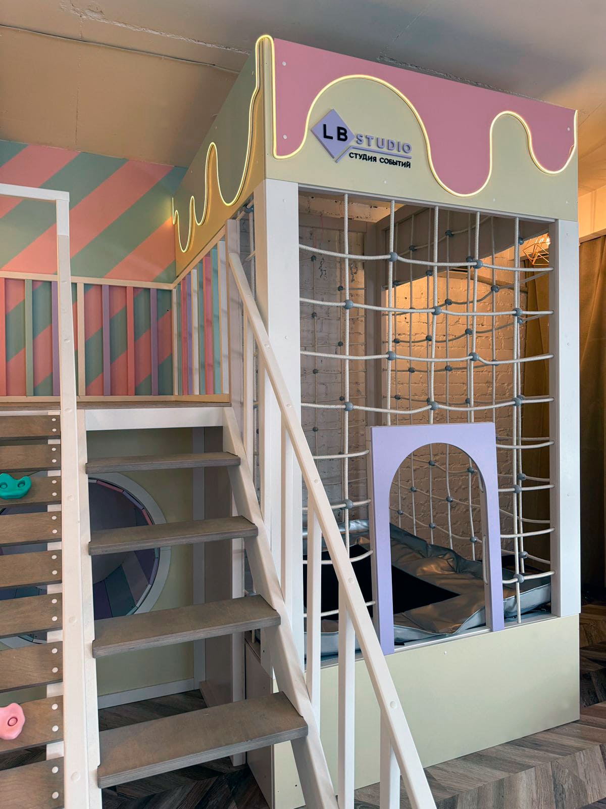 детский батут с ограждением