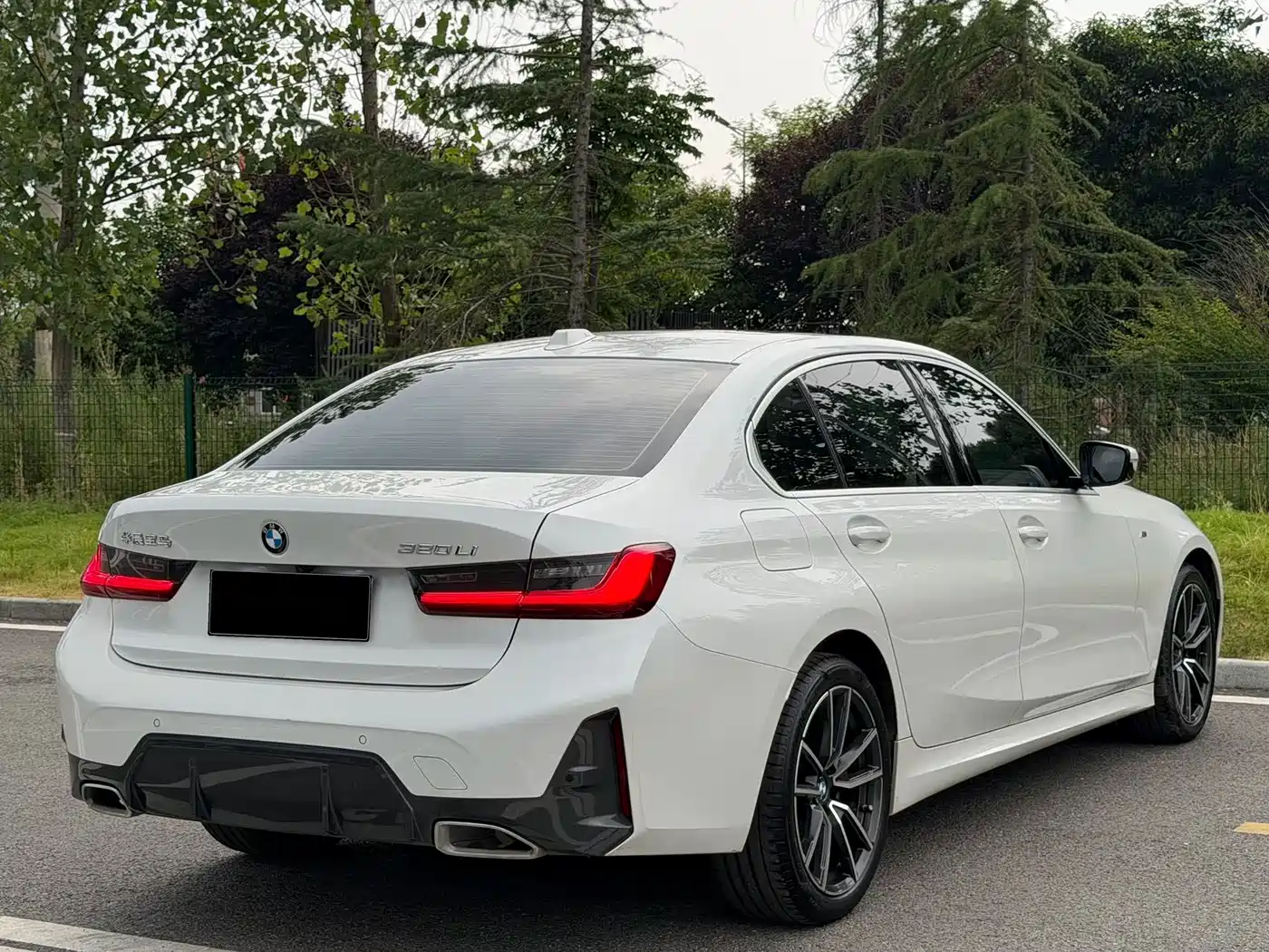 BMW 320Li G28 2024 M Sport Package — задняя часть белого седана, ракурс в три четверти