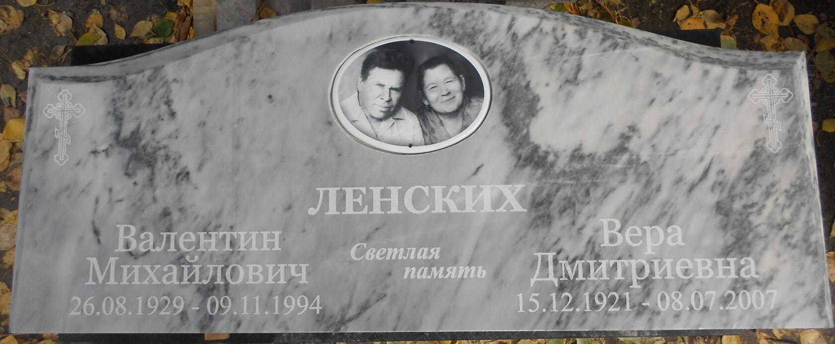 Памятник из Уфалейского мрамора с вырубной формой &quot;Плечики&quot; и общим портретом на фотоэмали, размер 1200х500