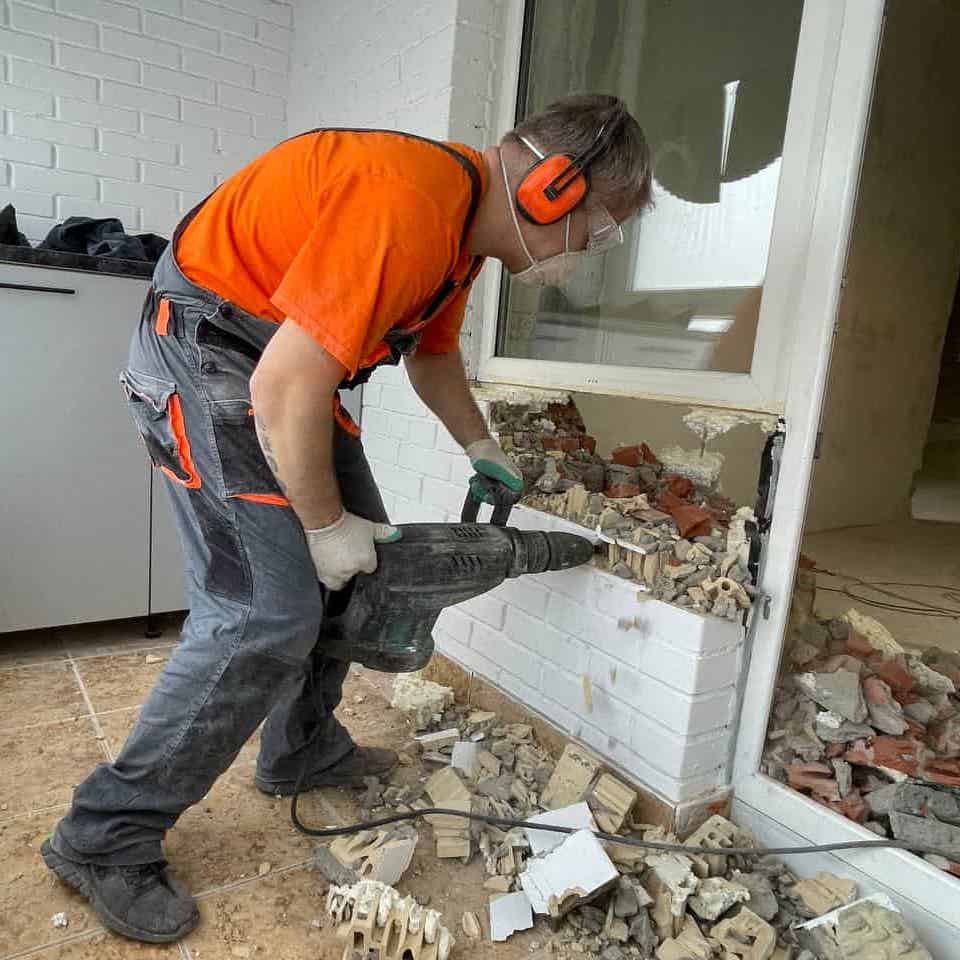 демонтаж окон в Омске