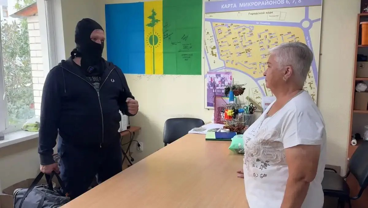 Контрактник в балаклаве в волонтёрском центре «Добрые сердца»