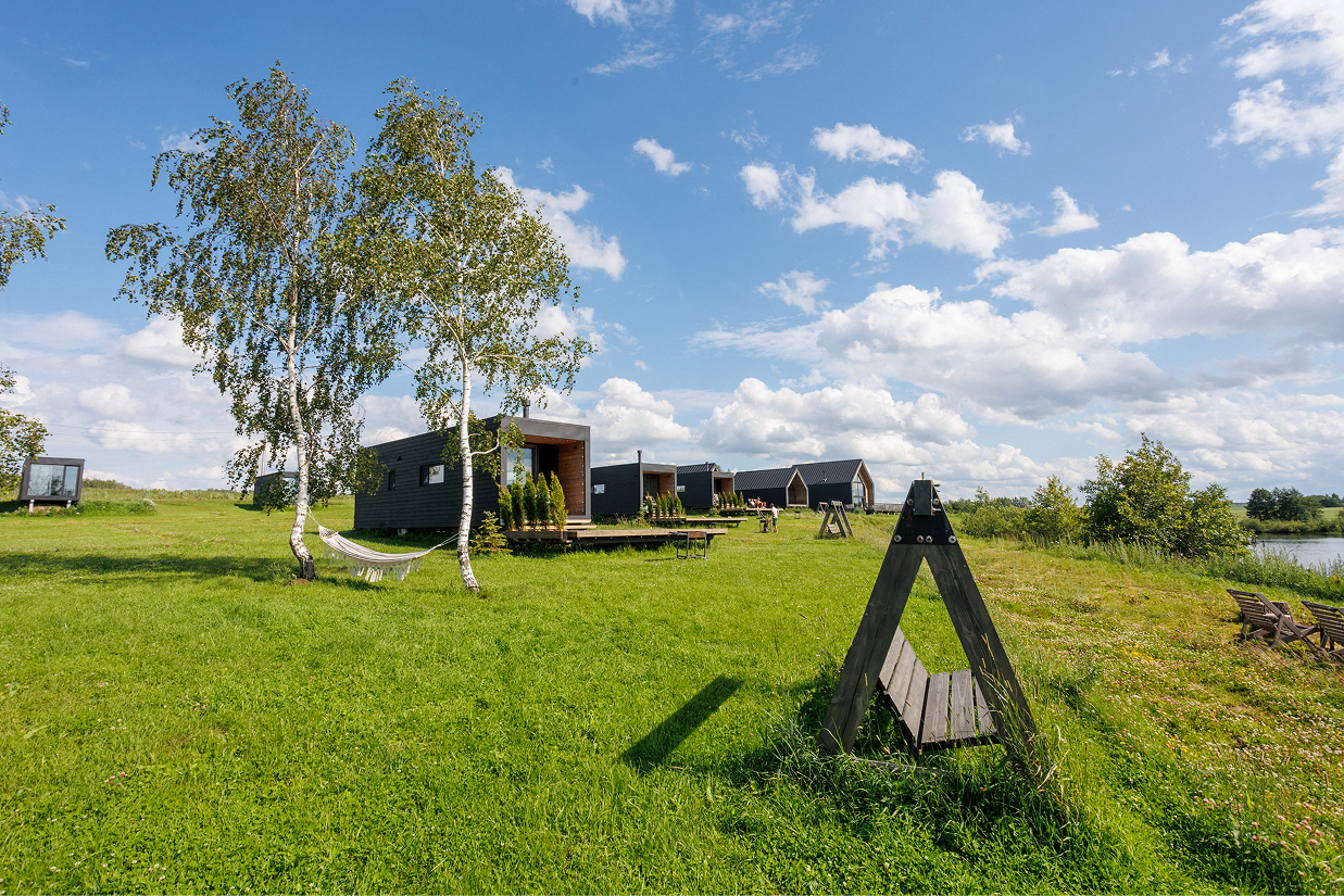 На территории базы отдыха есть мангальные зоны, просторная терраса, детская площадка и пляж. Любители активного отдыха могут арендовать лодку