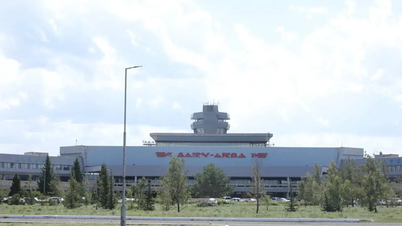 Заправка грузового самолёта в аэропорту Караганды