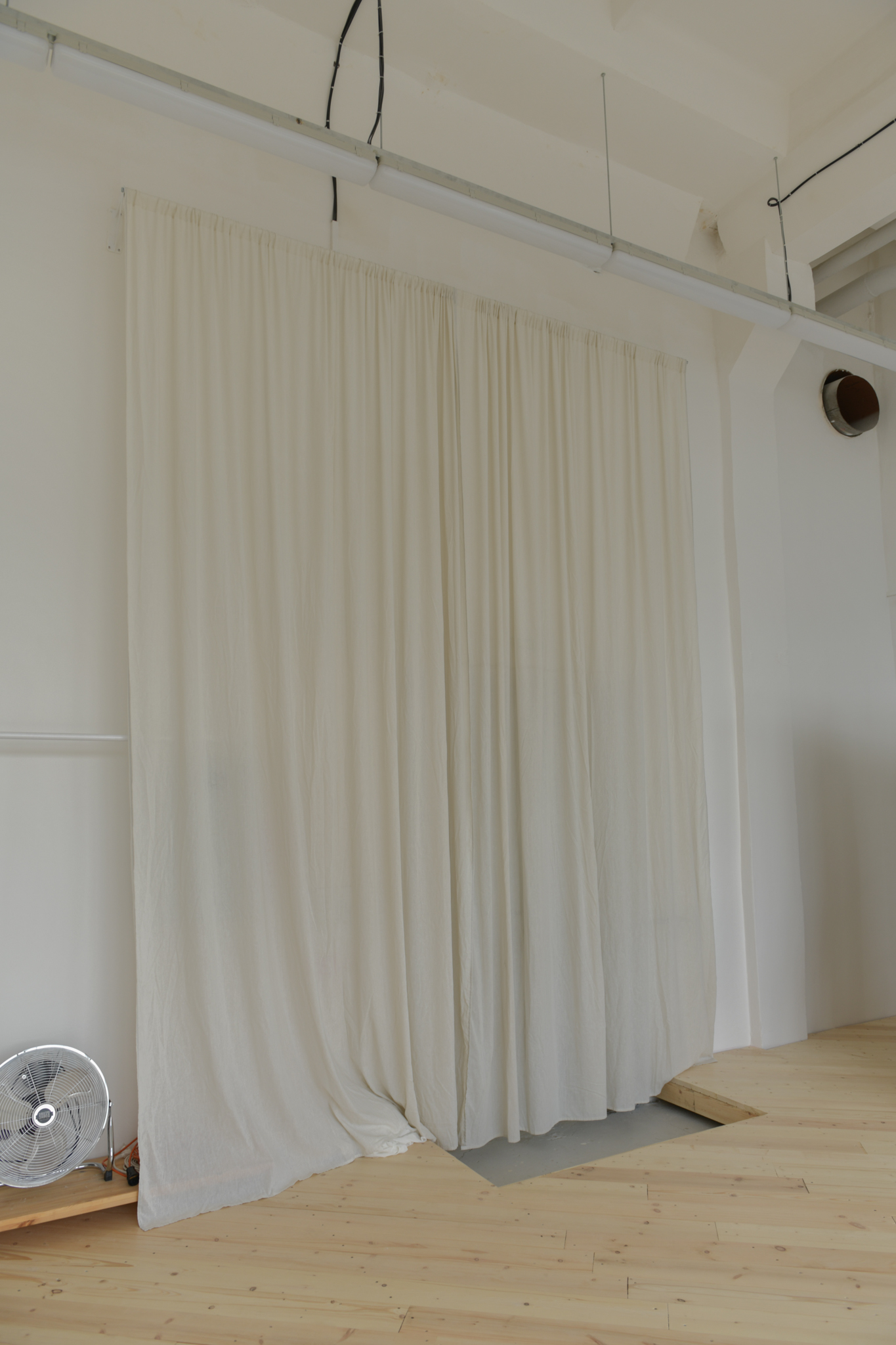 Зал LUCKY (ЦИКЛОРАМА) для каталожных съемок в фотостудии ЭЛЕКТРОЗАВОД ⚡