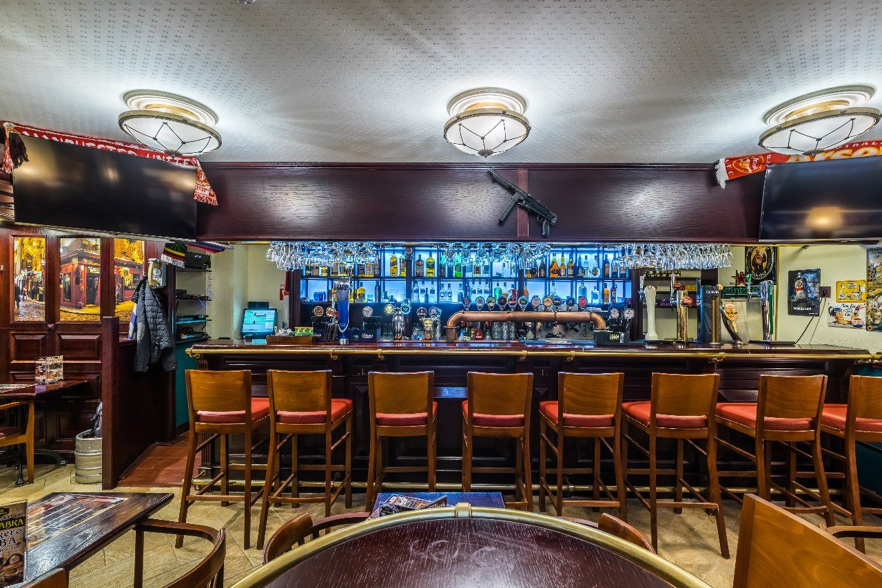 Барная стойка Beer House с телевизорами и шарфами клубов