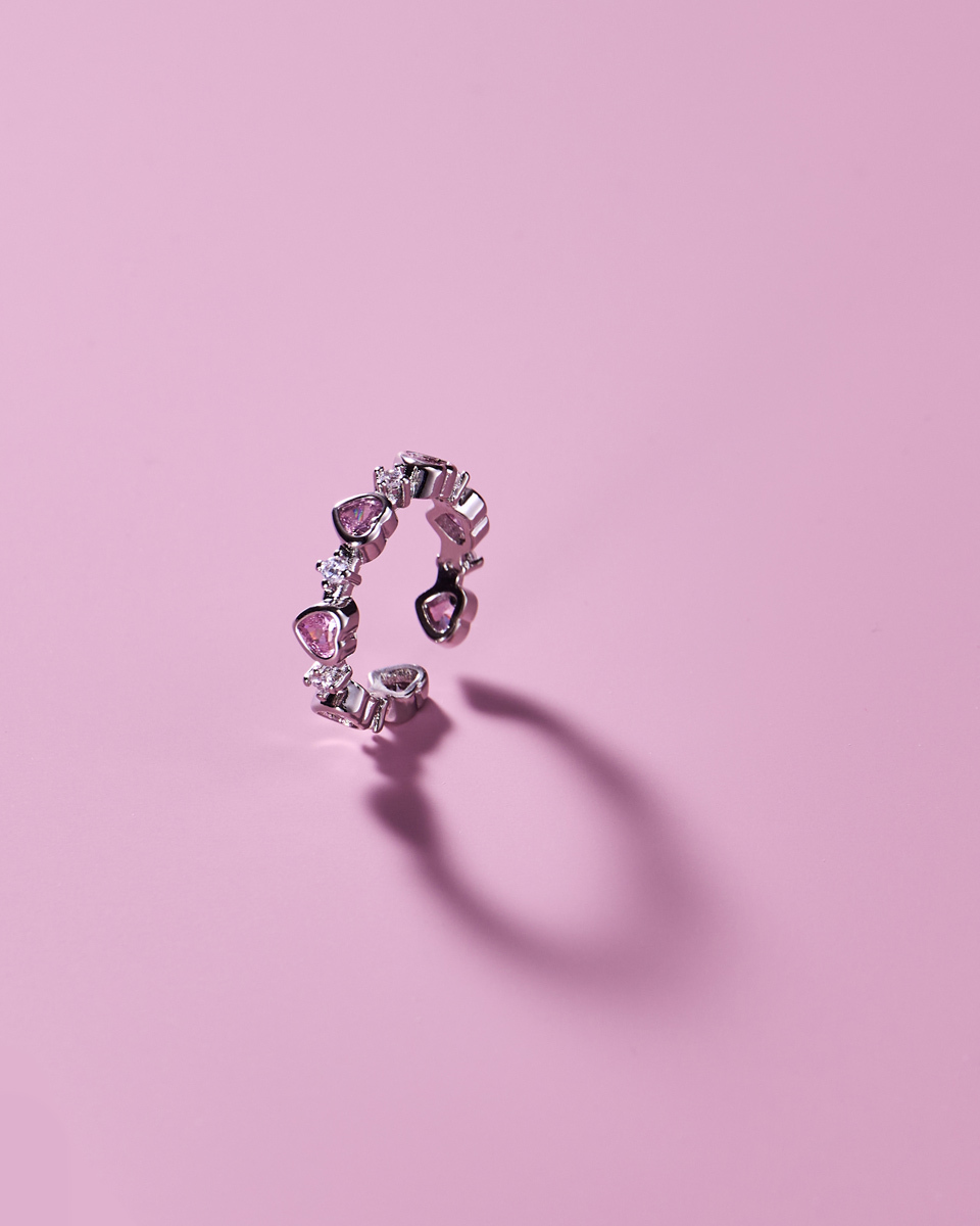 кольцо с сердечками на розовом фоне с тенью