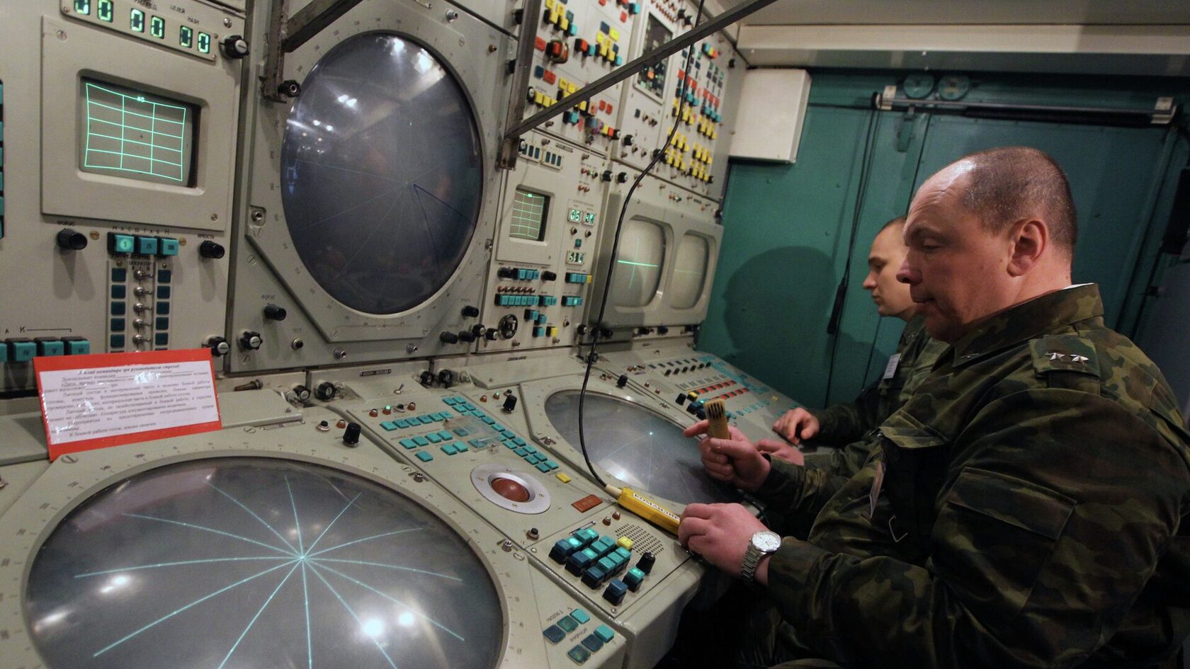 Военнослужащие Ракетных войск стратегического назначения несут боевое дежурство за пультом управления.