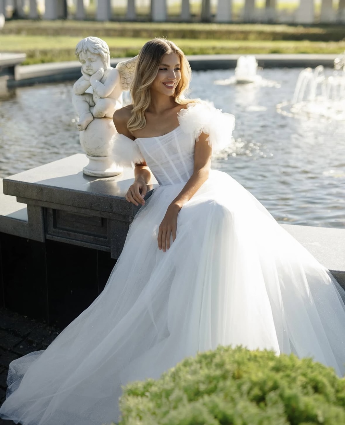 Свадебное платье с объемными плечиками из цветов