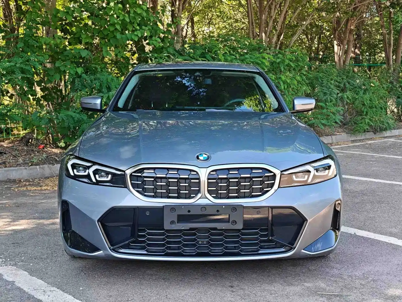 BMW 325Li G28 2023 M Sport Package — вид спереди, фары, решётка радиатора и передний бампер