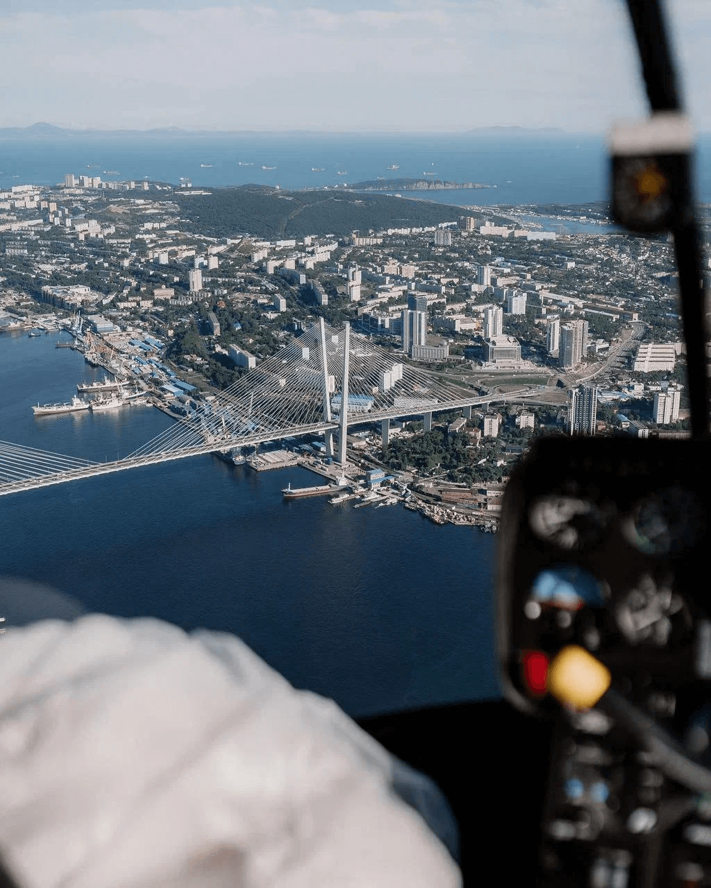 Обзорный полет над мостами Владивостока от Vladivostok Helicopters — маршрут пролегает через Русский мост и бухту