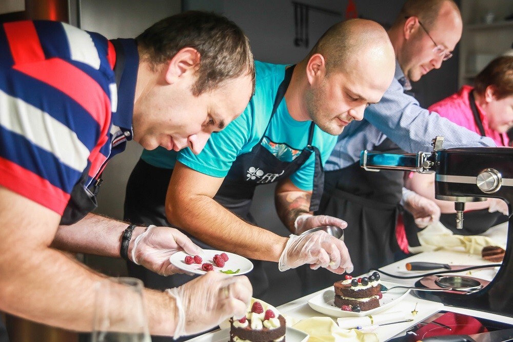 Шеф-повар объединяет гостей на встрече выпускников в FoodLoft
