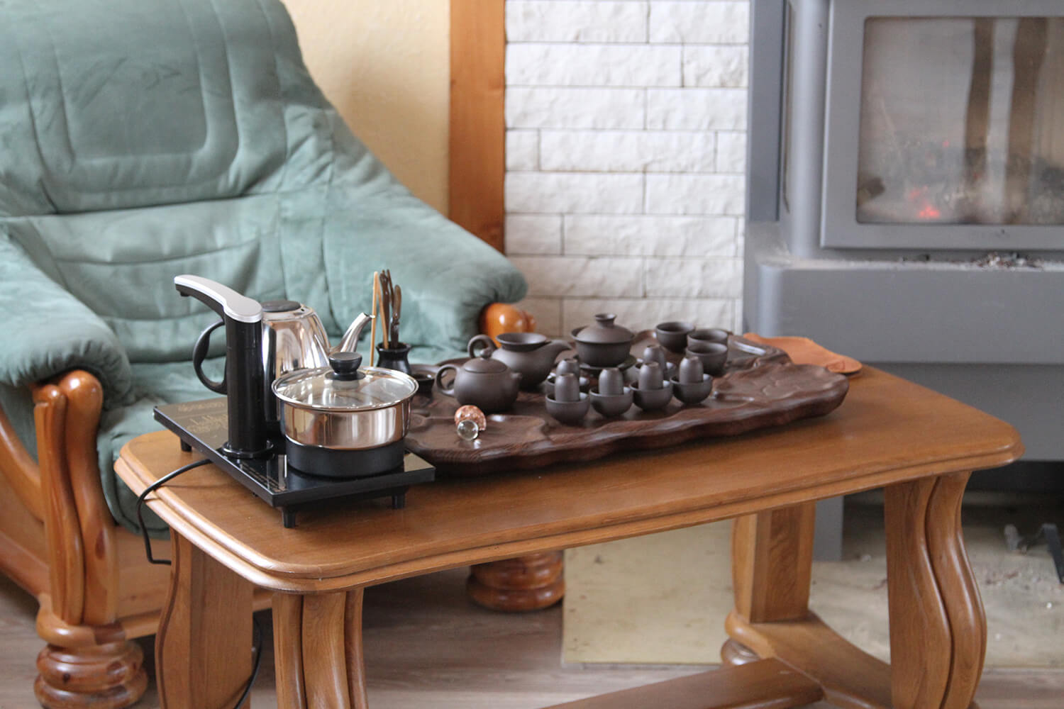 Стол для чайной церемонии с плитою