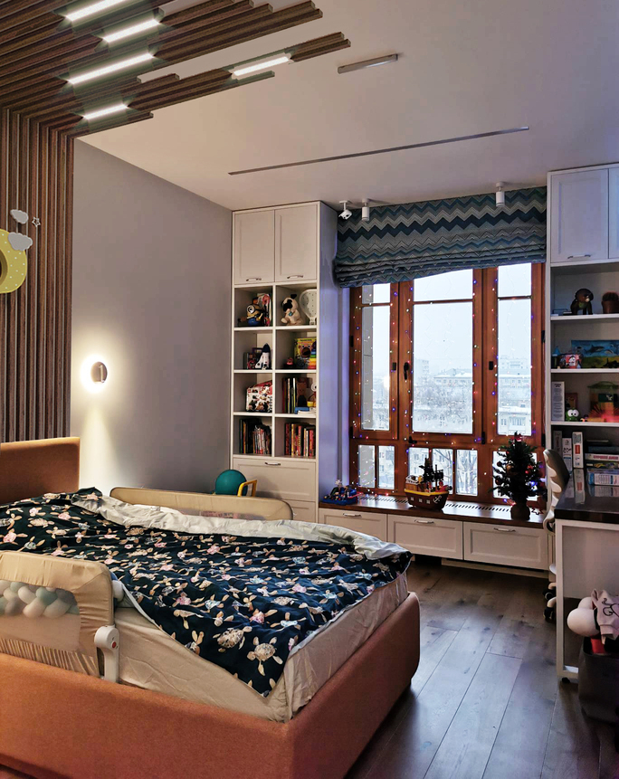 оранжевая кровать, деревянные рейки по стенам и потолку со светильниками, деревянный пол, деревянное окно с синей римской шторой