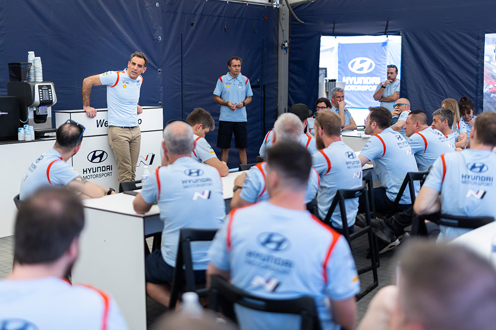 Руководитель Hyundai Motorsport Сириль Абитбуль и команда, ралли Монте-Карло 2023