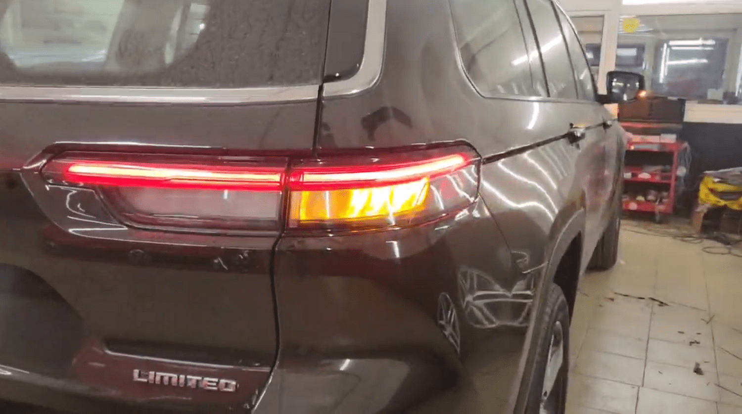 Переделка красных поворотников Jeep Grand Cherokee на жёлтые в Москве ...