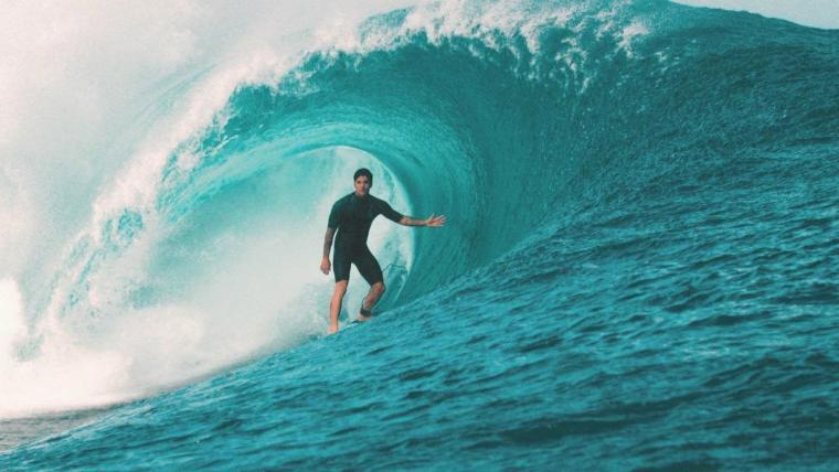 Кадр из фильма «Gabriel Medina»: серфер в трубе волны