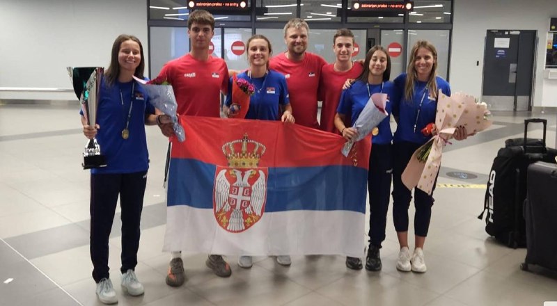 Serbiens U18-Juniorinnen, Europameister, mit Trainerin Milana Spremo