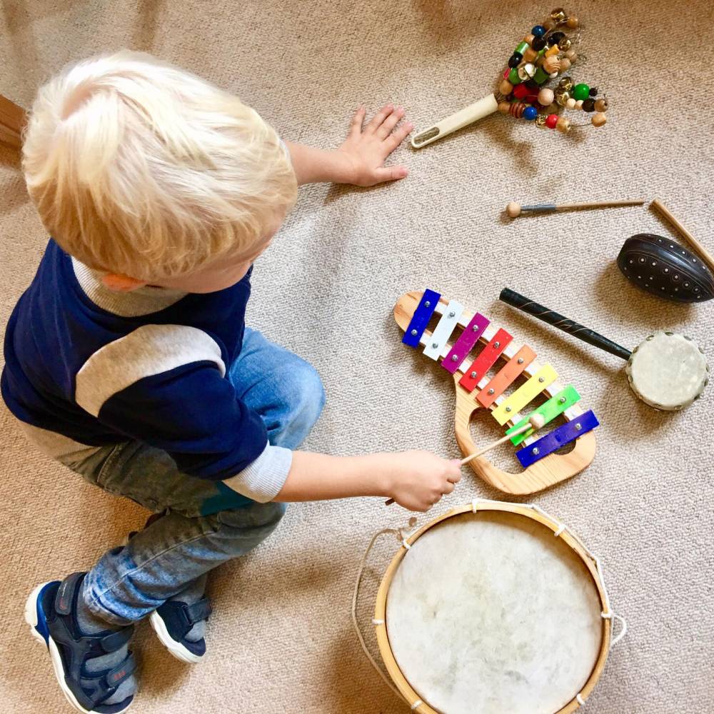 Игра развивает творчество. Развивающие игры для детей. Дети на музыкальном занятии. Музыкальные занятия для малышей. Музыкальные игрушки для детей дошкольного возраста.
