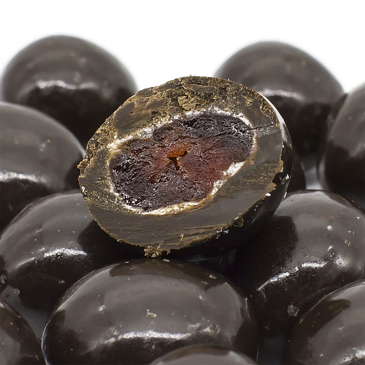 Вишня и тёмный шоколад. Сухофрукты в шоколаде. Вишня и тёмный шоколад. Изюм "джамбо" в темной шоколадной глазури. Вишня в шоколаде.