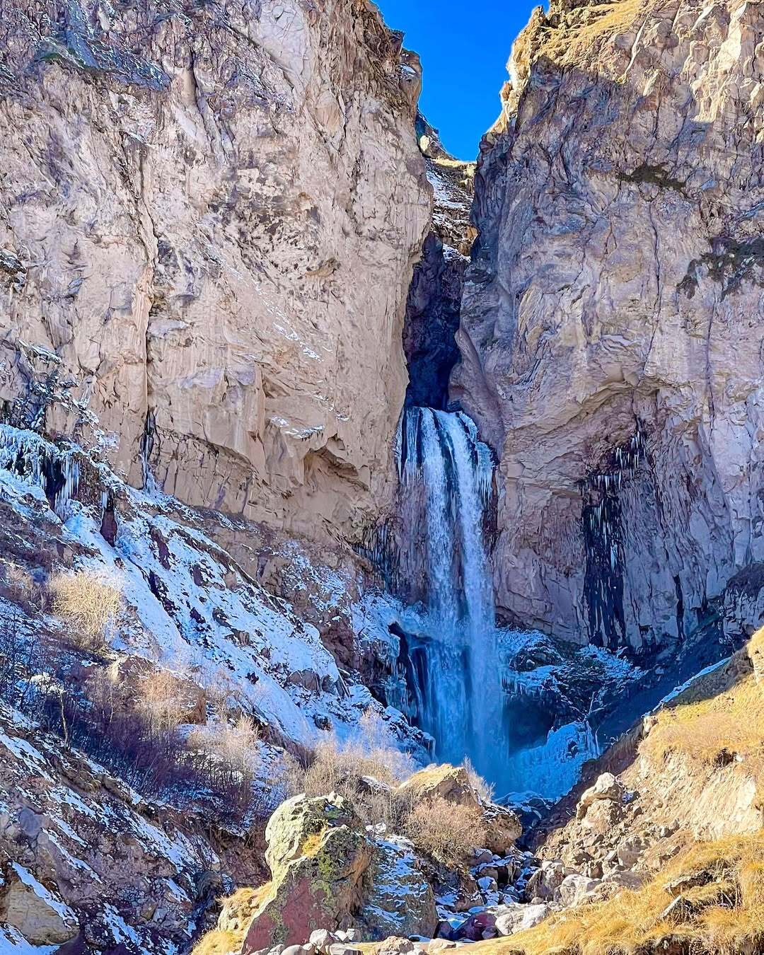 Водопад в ущелье