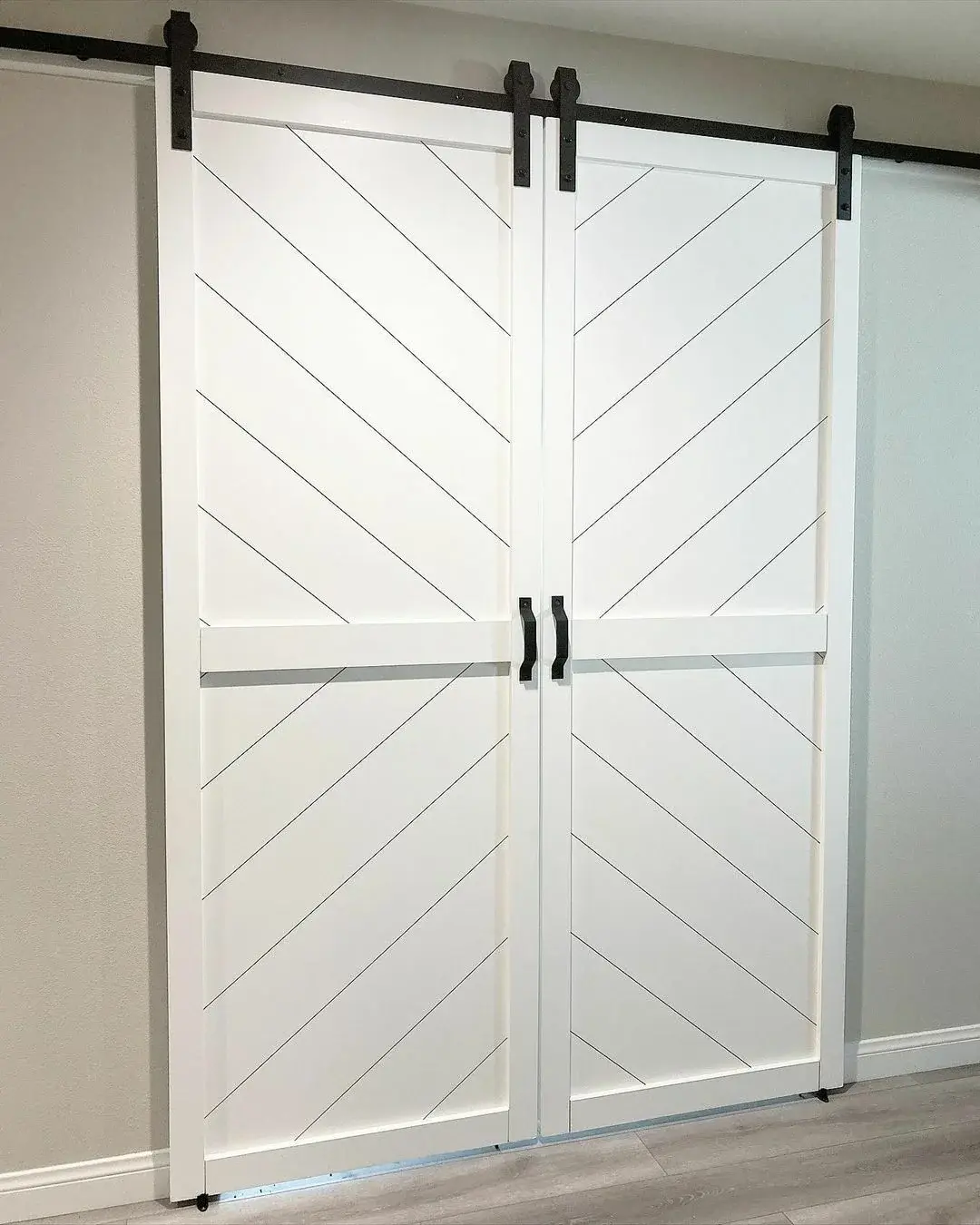 Белые амбарные двери