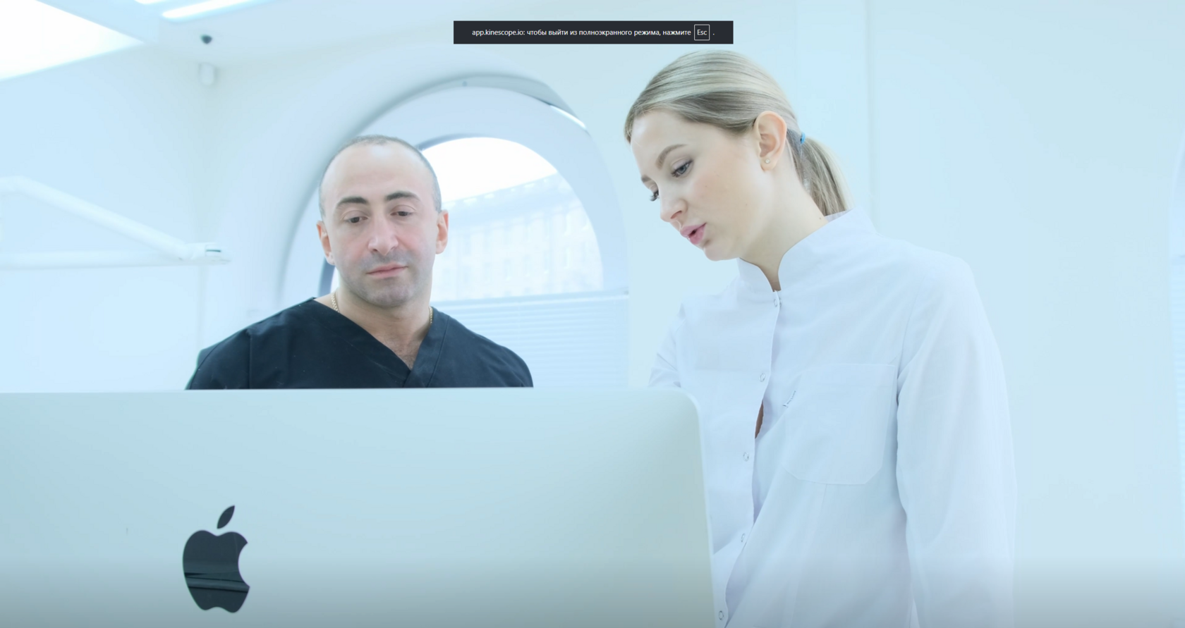 Доктор и助理 за компьютером